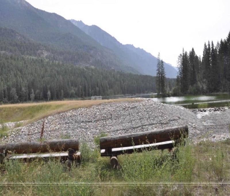 从大坝新建位置拍摄的同一区域照片，显示了工程的影响。 (卑诗省最高法院)