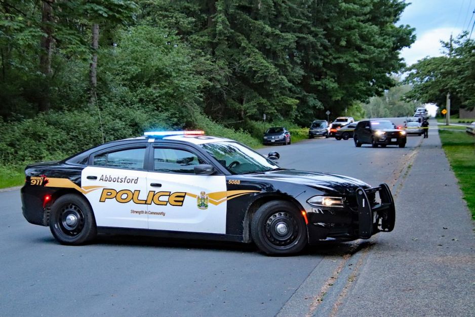 阿博茨福德警察局表示,周日下午7:30刚过,其接到警报,前往位于贝克路、苏马斯路和旧耶鲁路交界的拉奇公园。(图片来源:1st Due Media)