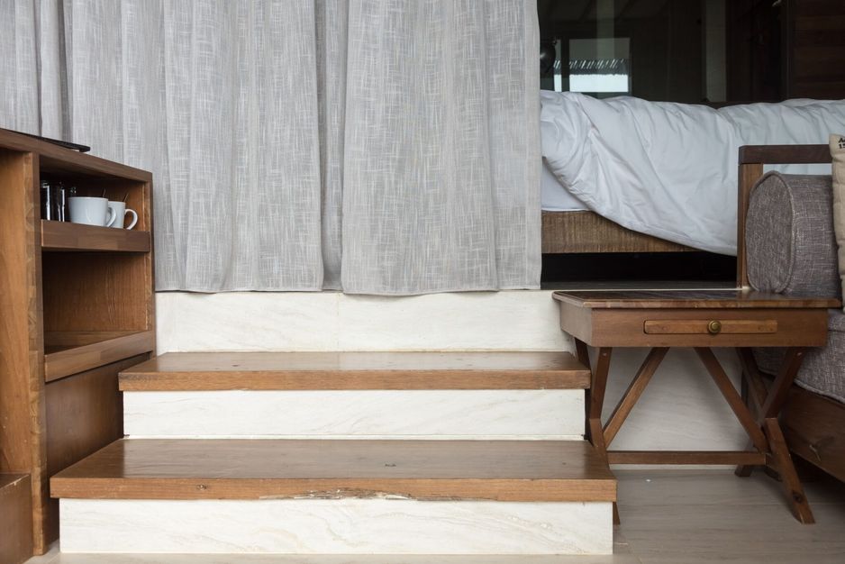 急于租房的温哥华租客们通过窗帘隔开房间