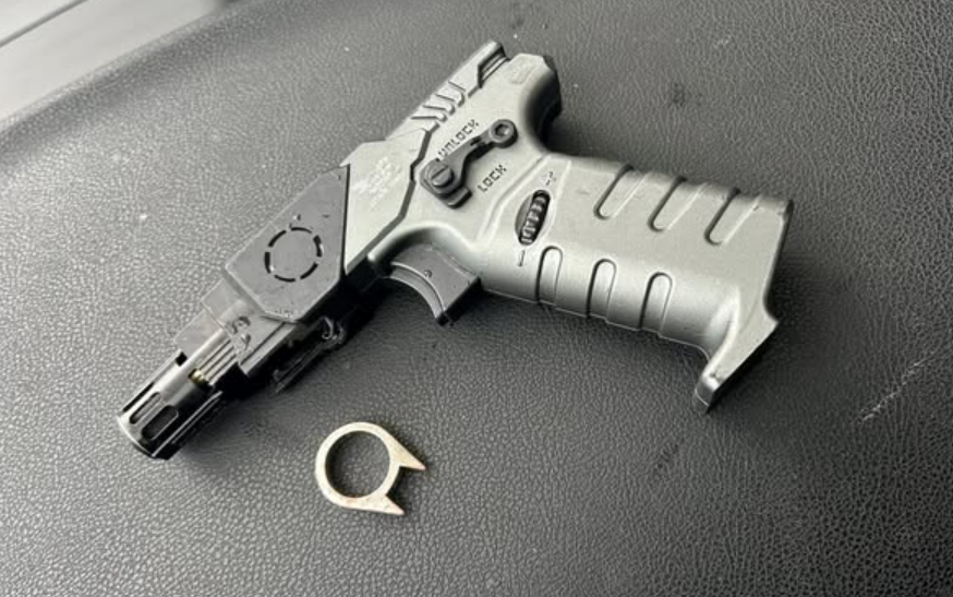 温哥华警局在社交媒体上分享了各种被查获的枪形打火机的图片。(温哥华警局图片)