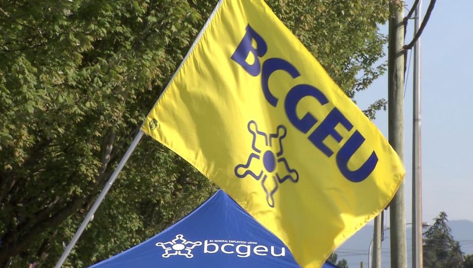 档案 - 2022年8月18日,BC省公务员工会成员在里士满的酒类分销署外罢工。 (CityNews 图片)