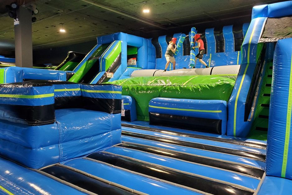 北美最大的室内弹跳公园正式在素里开幕