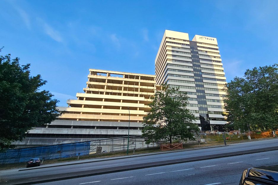 部分拆除正在进行中,位于本拿比的特尔斯'靴子'办公大楼