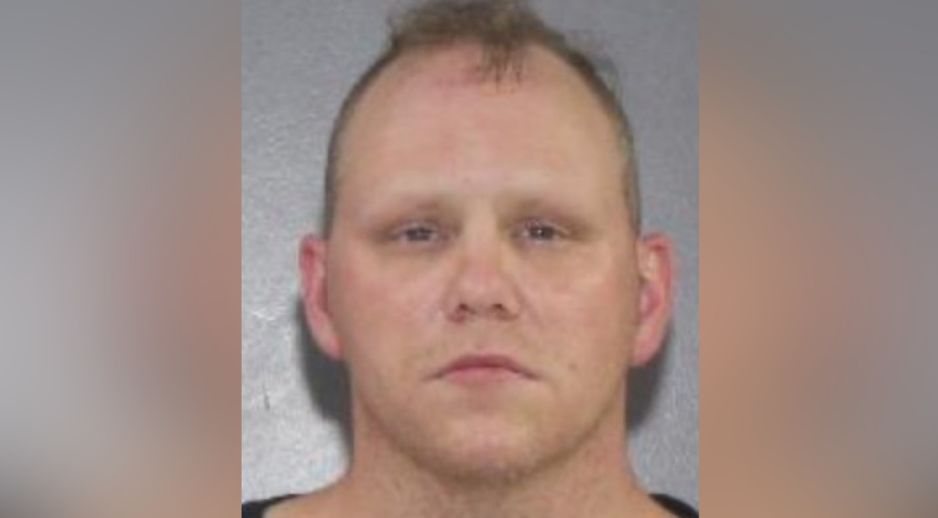 素里警察服务部门呼吁公众协助寻找亚当·索恩代克,他因多项加拿大范围内的逮捕令而被通缉。(素里警察服务部门图片)