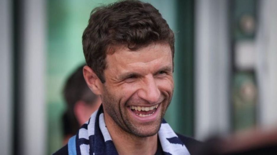 新加入的温哥华白帽队球员托马斯·穆勒在2025年8月13日星期三抵达温哥华国际机场,准备上车。他刚从德国抵达,引起了随行的众多加人欢呼。 (Darryl Dyck/CP)