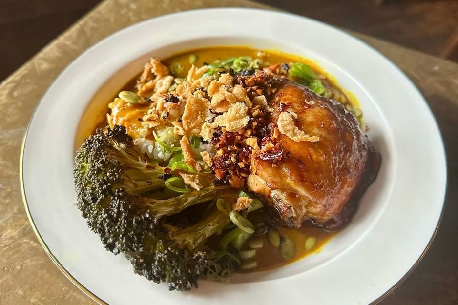 温哥华一家新开设的不加小费的餐厅,白天是咖啡馆,晚上是餐厅