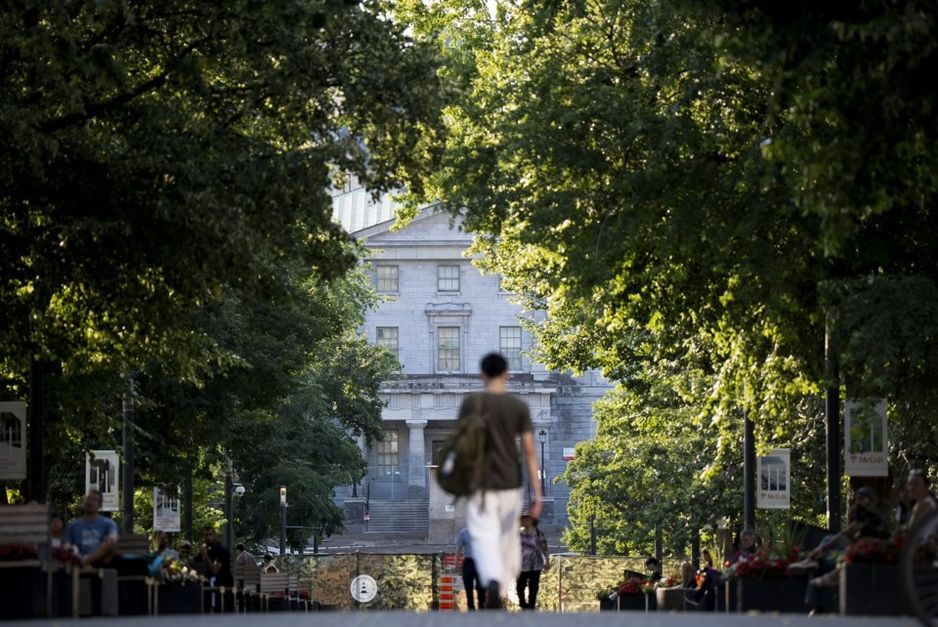 2025年8月6日,几位行人在蒙特利尔麦吉尔大学的校园内走动。加拿大新闻社/克里斯托弗·卡察罗夫