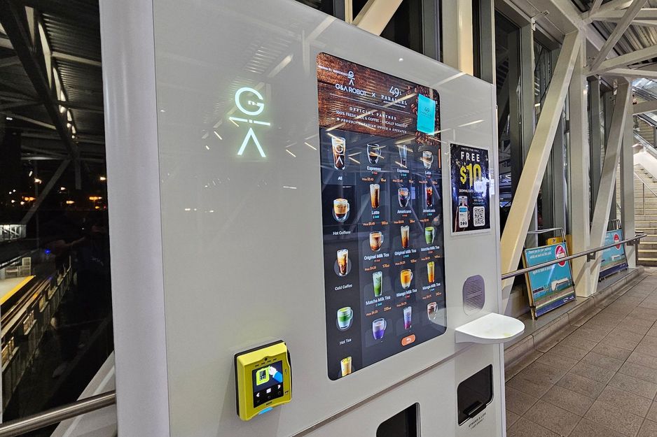 咖啡机,提供60种冷热饮品,已在SkyTrain车站和SeaBus码头投入使用