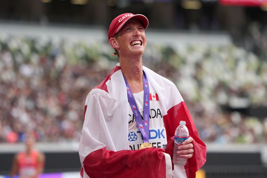 埃文·邓菲在加拿大夺得竞走金牌后抑制住泪水