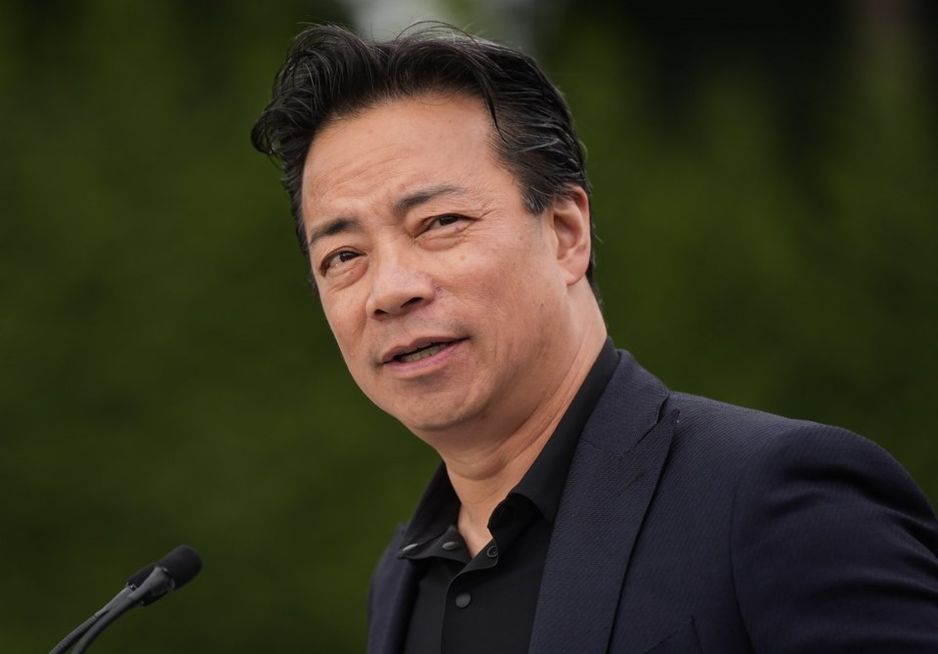 温哥华市长肯·西姆在2025年6月27日的活动上发言。加拿大新闻社/达里尔·迪克