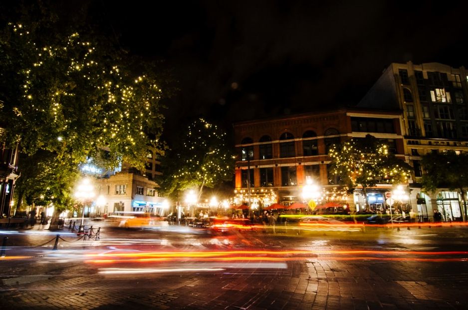 温哥华Gastown的夜景。谁知道这个镜头的阴影中是否藏着鬼魂?Naomi Rahim/Moment/Getty Images