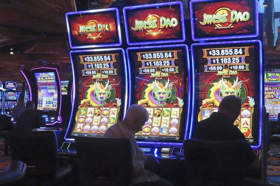 赌客们在新泽西州大西洋城的海洋赌场度假村玩老虎机,拍摄于2024年5月21日,星期二。(美联社照片/韦恩·帕里)