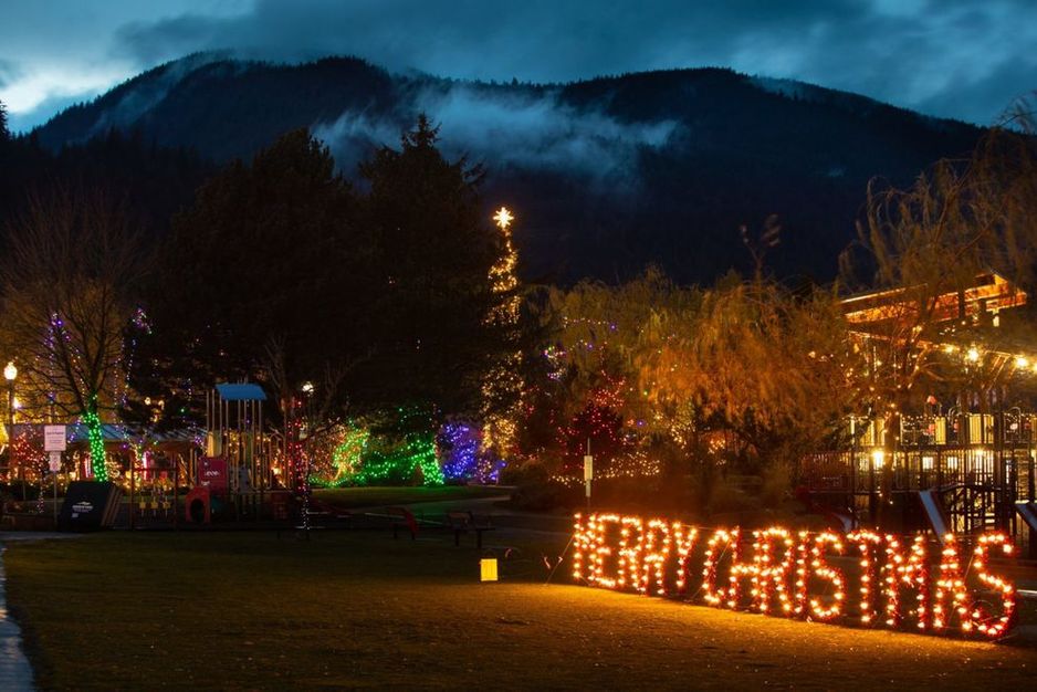 免费的节日灯光将一个距离温哥华不到两小时的小村庄变成了魔幻世界