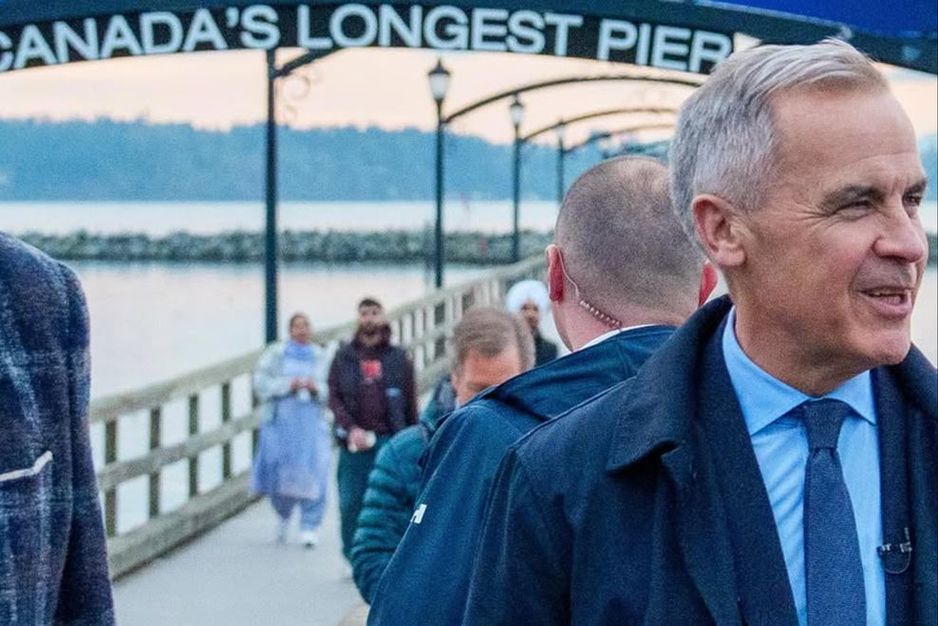 卡尼总理在标志性的怀特罗克码头向当地居民致意