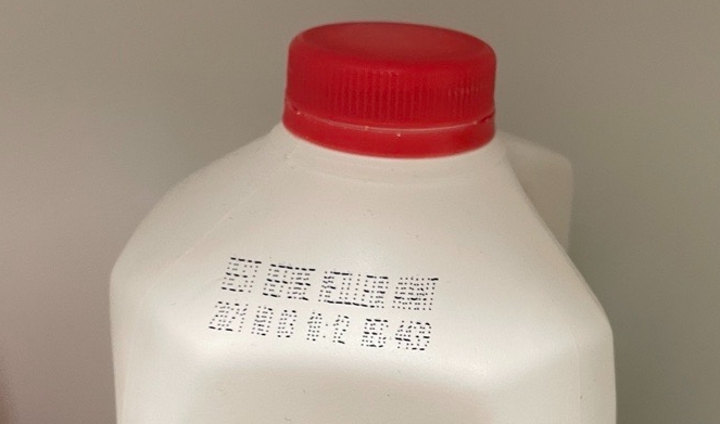 牛奶包装上的最佳食用日期标签。(CityNews 图片)