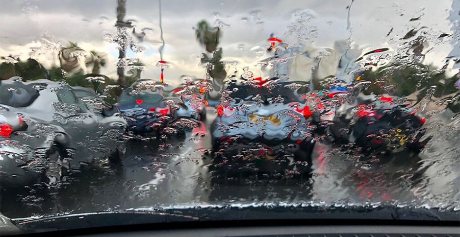 雨水与车辆交通