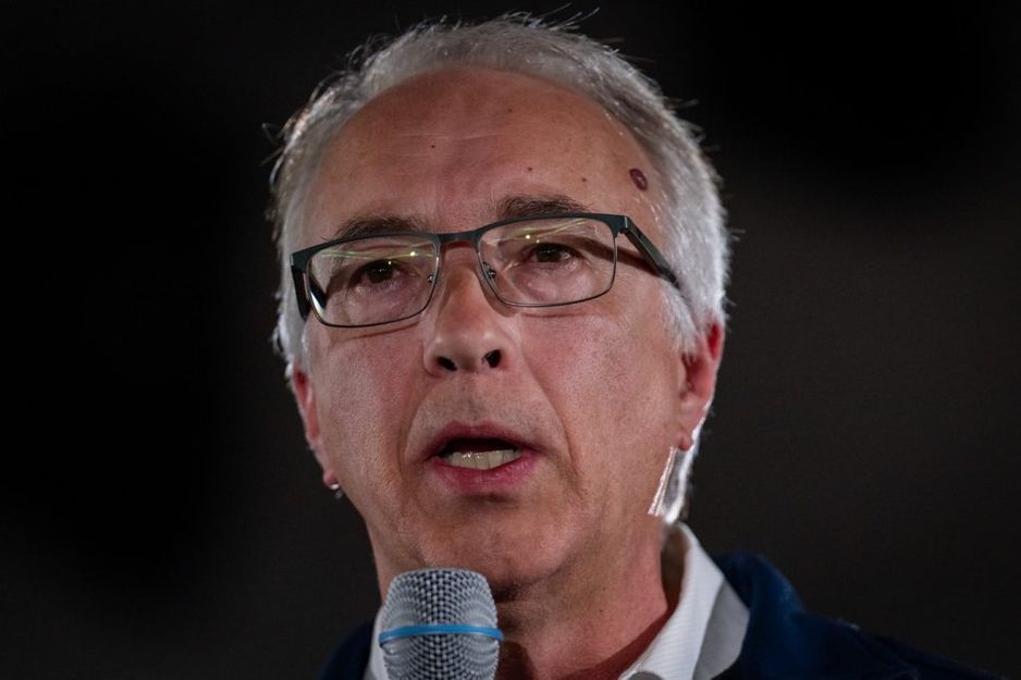 保守党领导人约翰·鲁斯塔德于2024年10月17日在卑诗省素里举行的竞选集会上发言。加拿大新闻社/Ethan Cairns