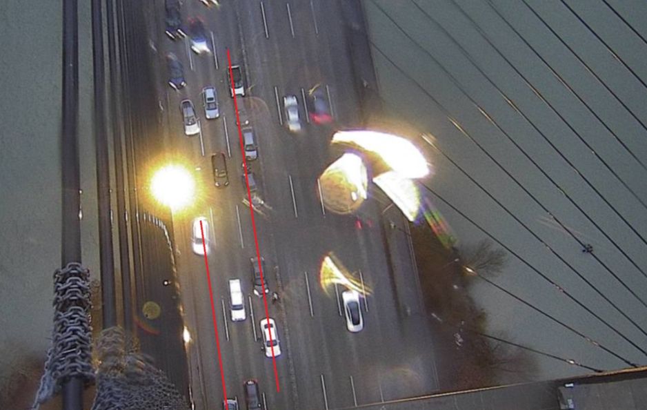 亚历克斯·弗雷泽桥因一起八车相撞事故,北行车道已缩减为一条车道,DriveBC在周日下午4:20的公告中表示。 (DriveBC 图片)