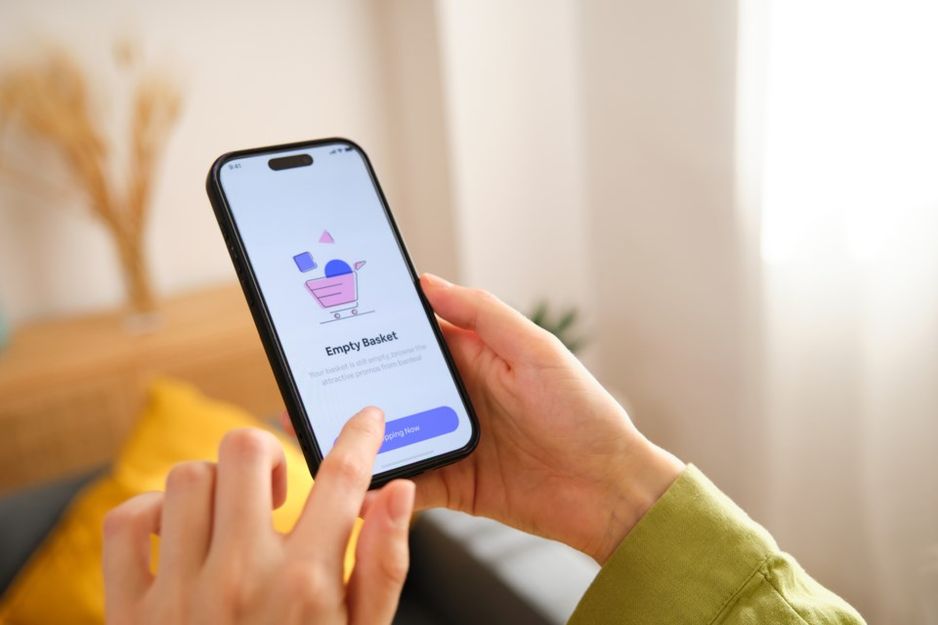 越来越多的消费者选择在线购物,零售商面临着简化结账流程的压力,否则将面临在2026年之前失去收入的风险FujiCraft/iStock/Getty Images Plus/Getty Images