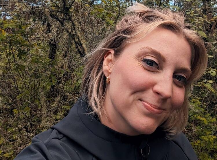 劳拉&middot;戈弗（Laura Gover），41岁，于2026年1月5日在她位于萨尼奇的家中被发现死于非命。她的前伴侣已被控以二级谋杀罪。