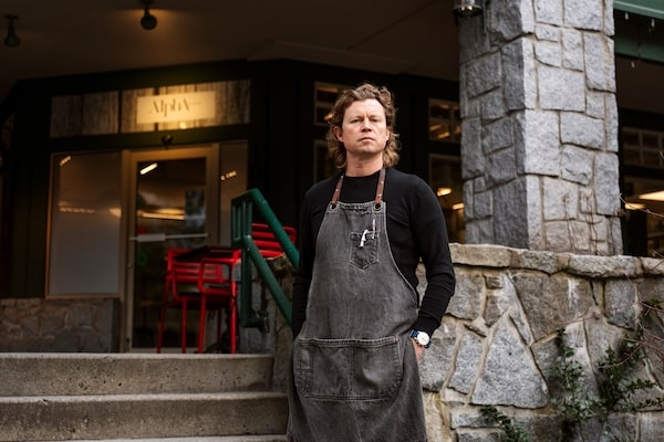 艾瑞克·格里菲斯,阿尔塔小酒馆和阿尔法咖啡馆的老板,2023年2月12日在温哥华滑雪胜地。
阿莉亚·尤瑟夫/《环球邮报》