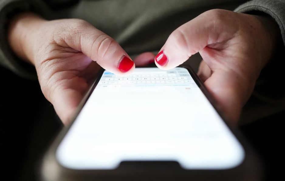 2025年12月15日,加拿大渥太华,一位用户正在手机上输入信息。THE CANADIAN PRESS/Sean Kilpatrick