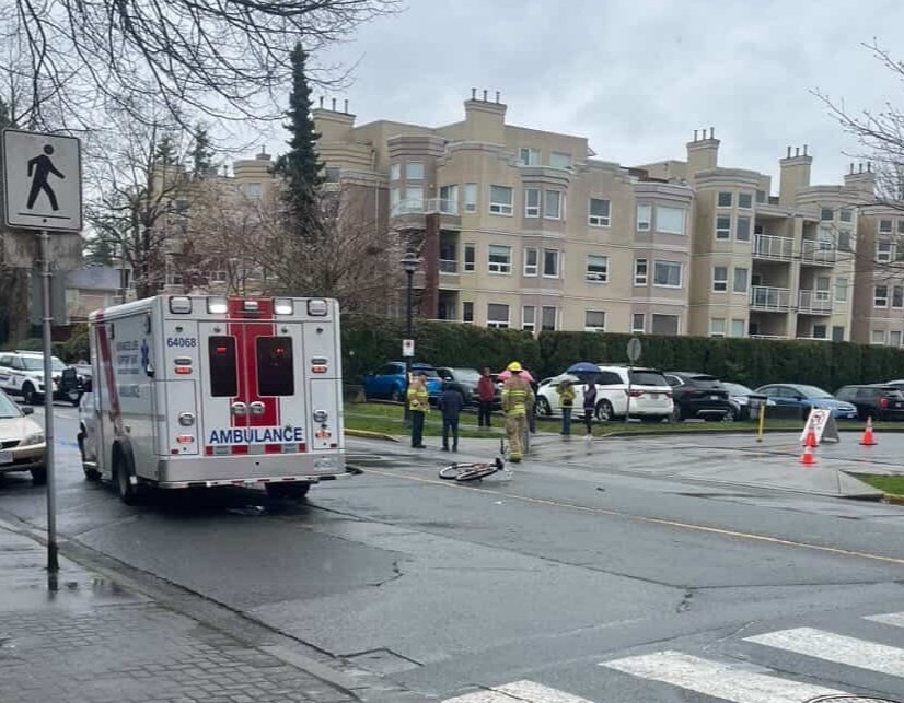 紧急救援人员在卑诗省列治文市的Minoru大道(Bennet Road附近)处理一宗涉及车辆和骑自行车者的事故。图片由Cato Leung提供
