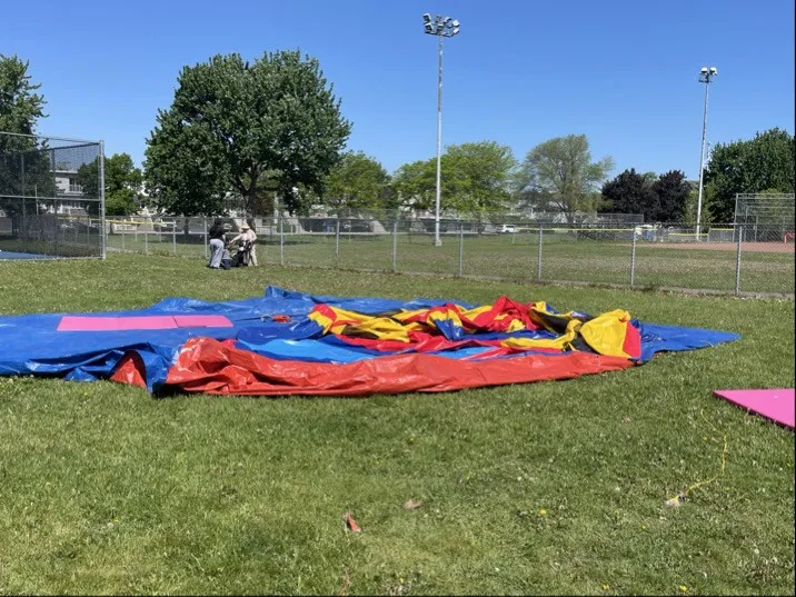 Ouellette Park 充气游乐设施被吹飞