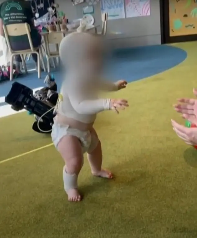 他的母亲说，他需要很长时间才能从袭击造成的精神、心理和身体创伤中恢复过来。