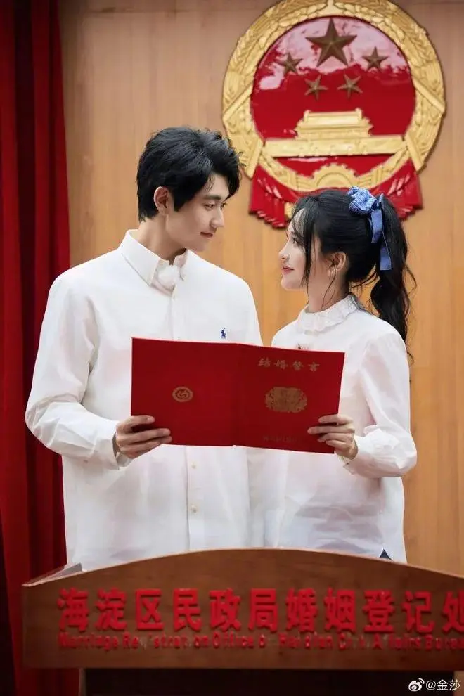 演员金莎和孙丞潇官宣结婚!两人相差17岁,金莎曾自嘲自己的择偶标准“一张A4纸都写不完”