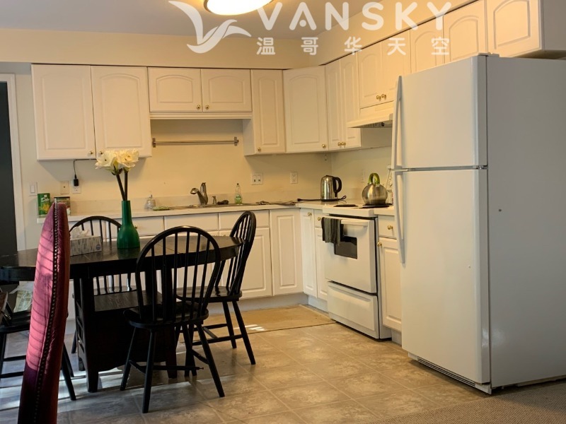230208164022_KitchenWithDiningTable.jpg
