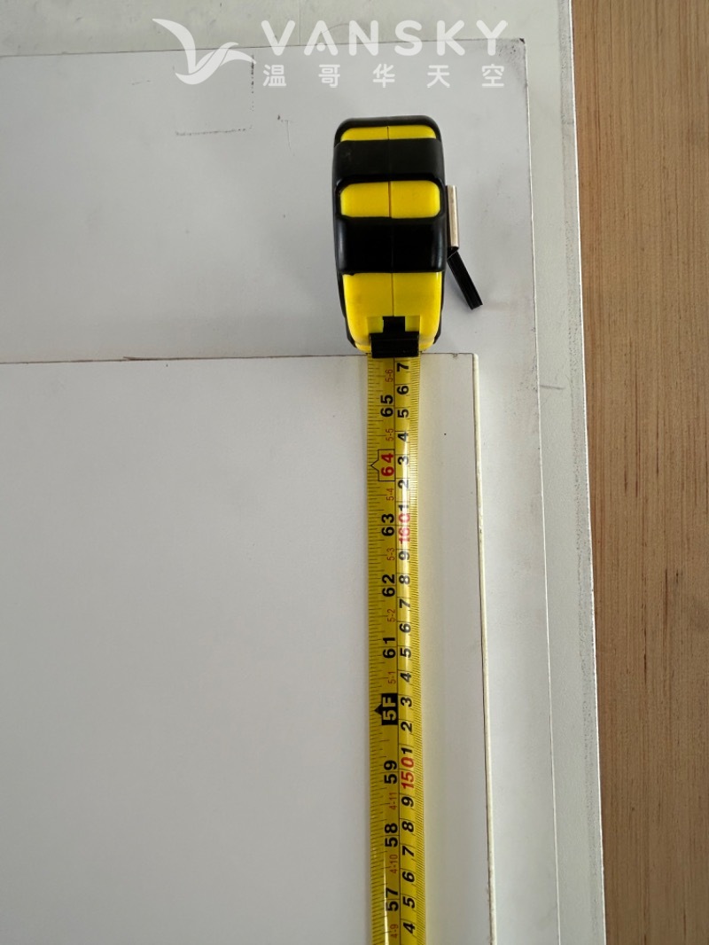 白色工具桌或办公桌