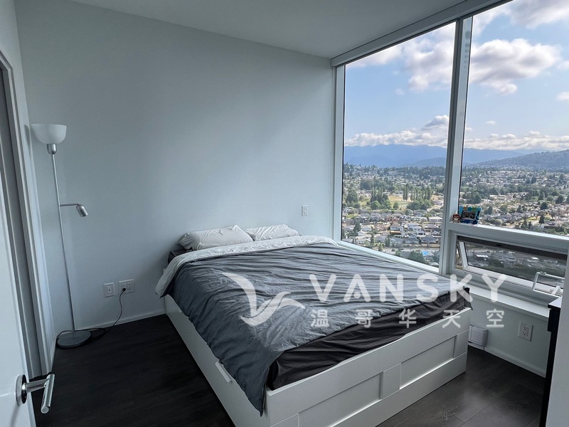 楼下是Brentwood Mall , skytrain 两卧两卫一书房884平方 