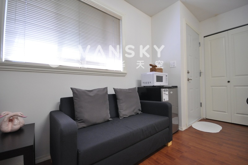 列治文中心附近一房间独立出口卫生间出租