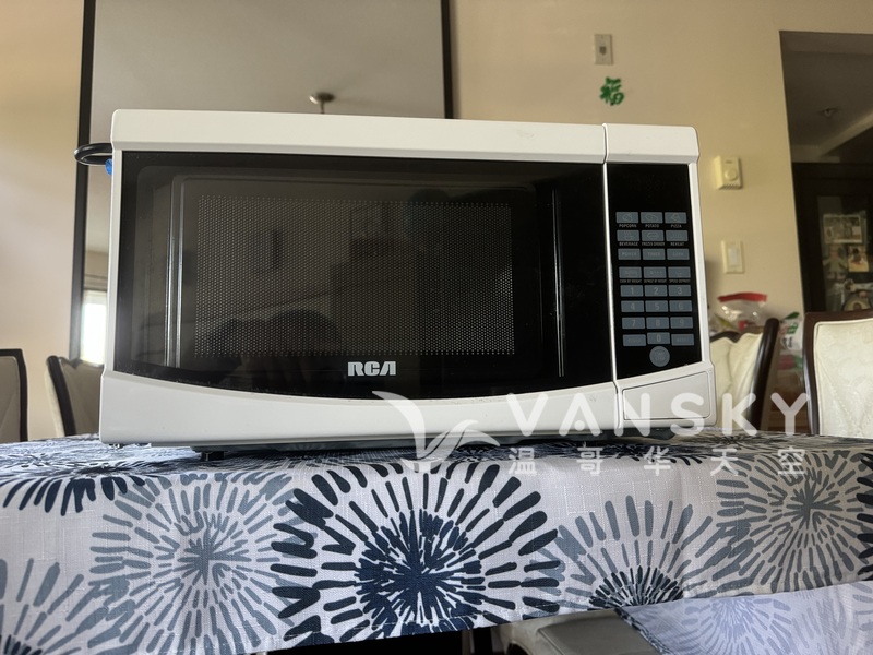 很新的洁净的RCA微波炉