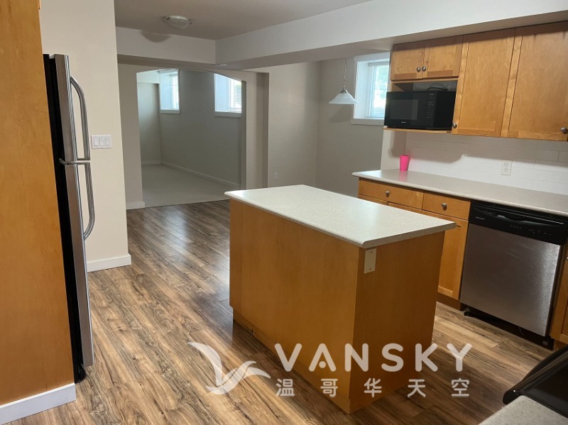 素里East Clayton 独立屋1房1浴1100多尺半地下单位出租