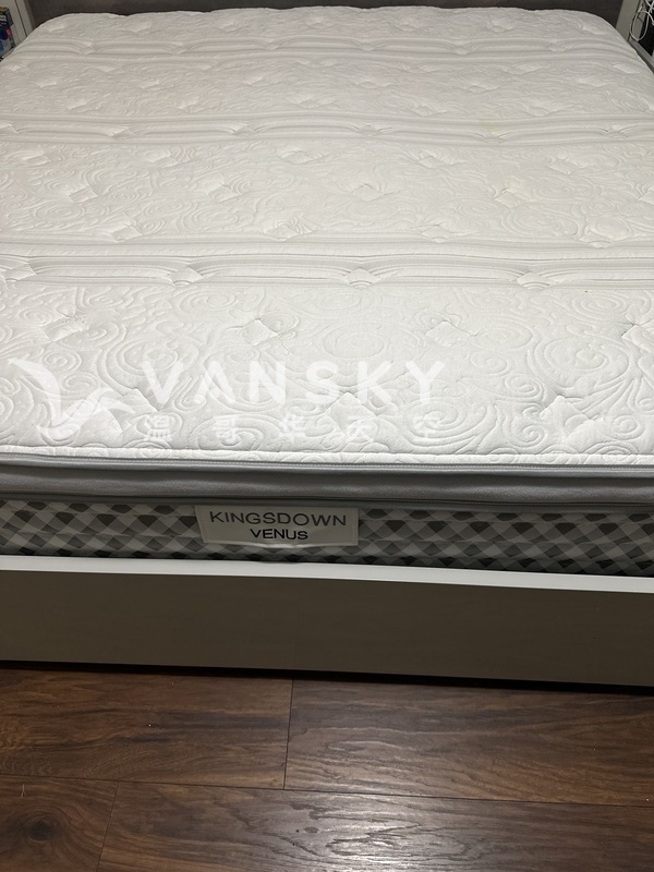干净整洁的kingsize 床垫