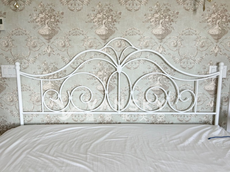 免费自取白色金属Kingsize 床头和床箱