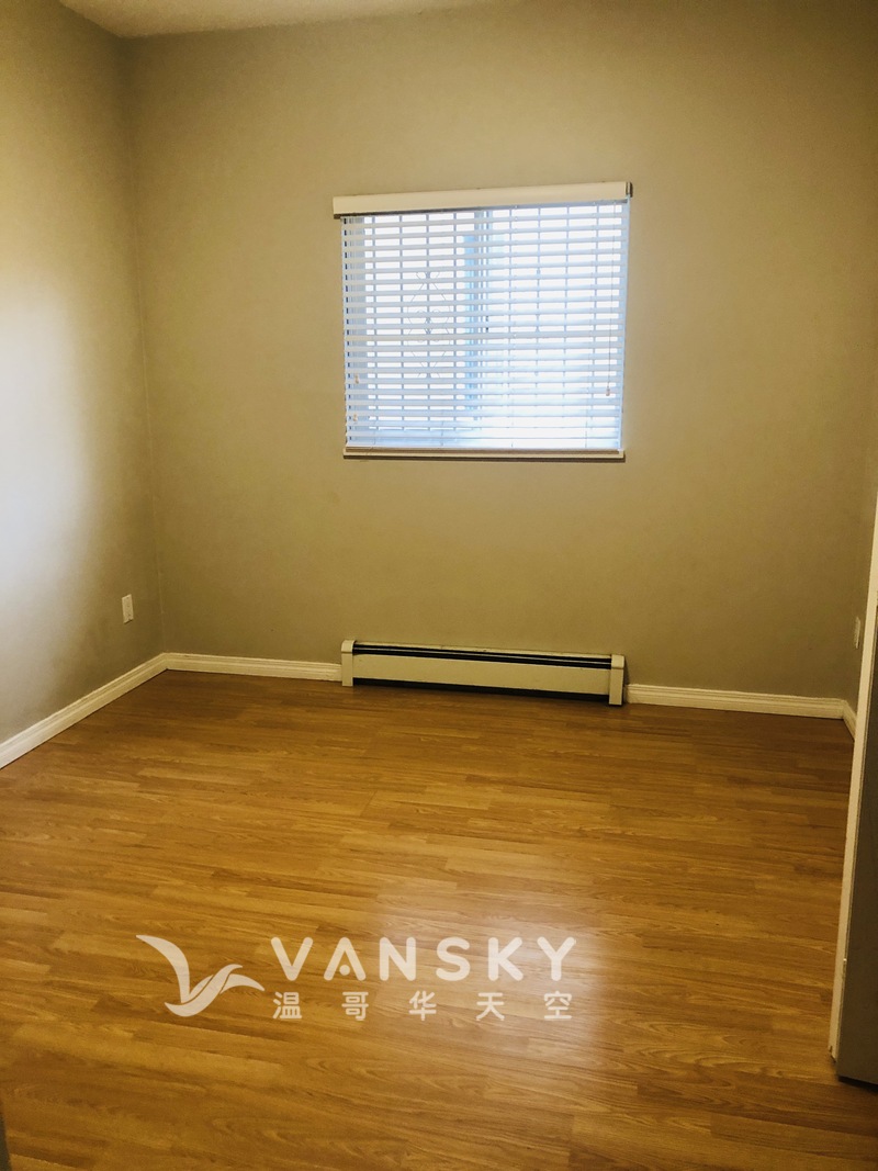 Surrey 地上独立出入2室一厅出租