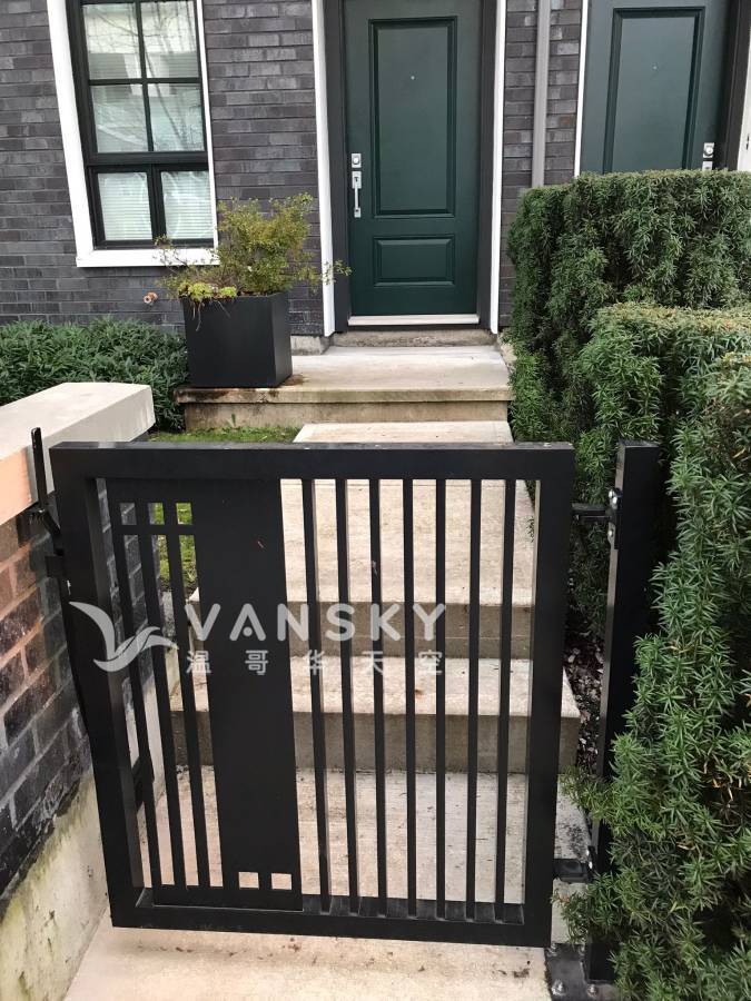 近Burquitlam 天車站,主人套房(自用洗手間)只限女性