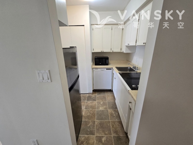 Royal Oak天车站旁边，metro town附近二房公寓