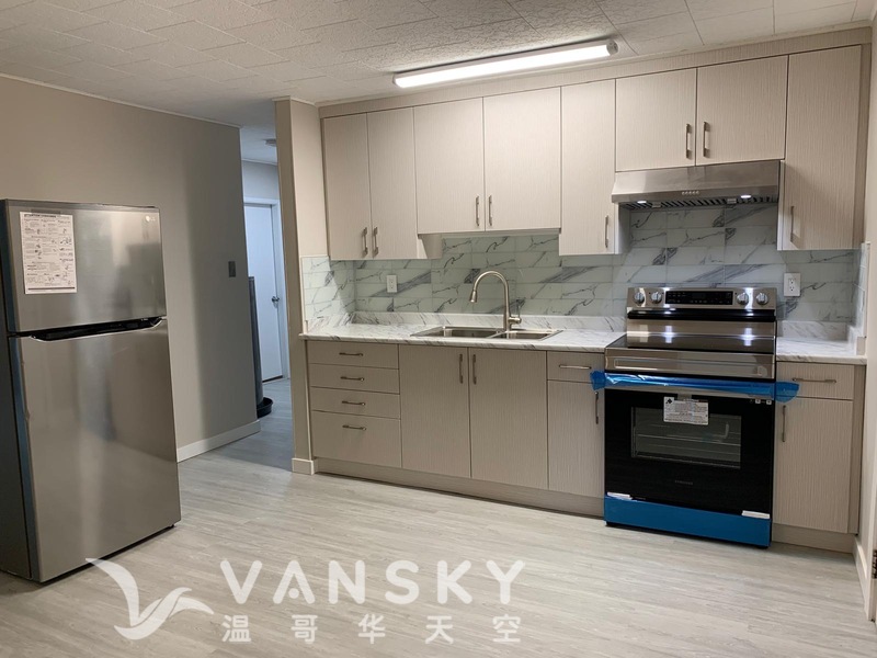 Surrey市中心整棟獨立屋新裝修新家電二房二廳一衛一廚1,020squft 