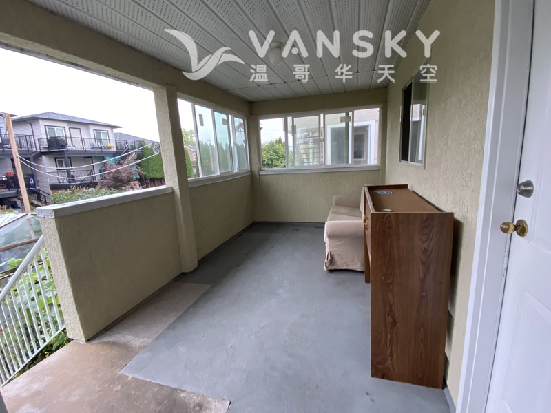 New west  楼上2房一厅出租