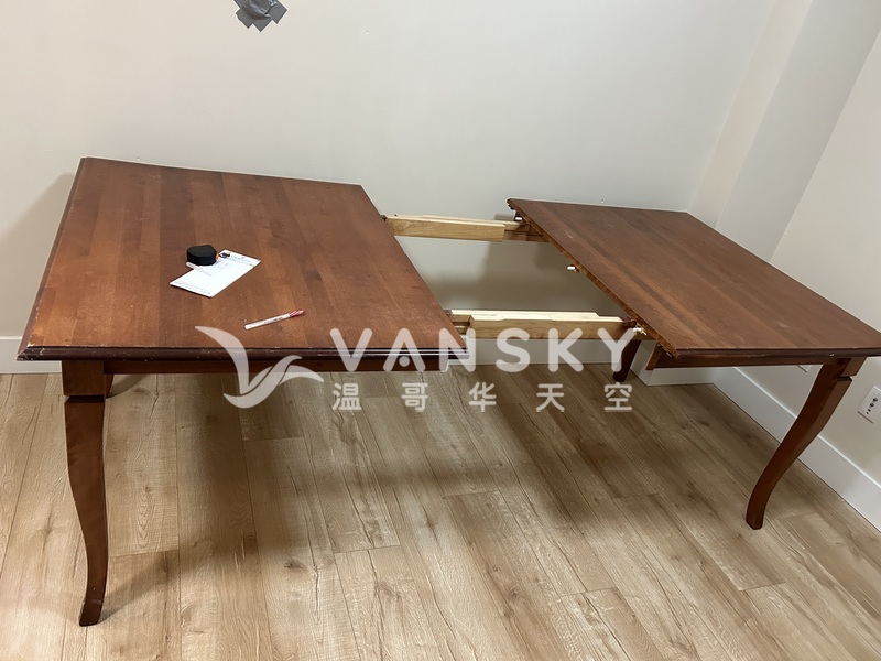 脱排油烟机和桌子