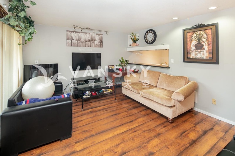 Lansdowne 近天车站公寓两室半一厅