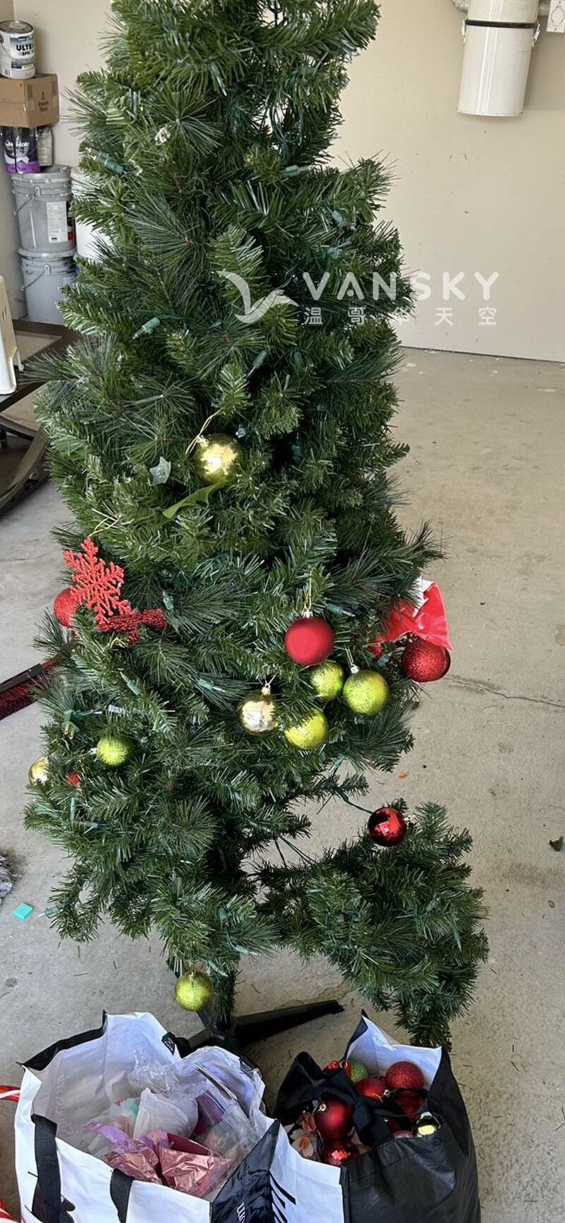 卖圣诞树，彩灯，游泳圈