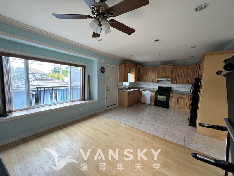 Victoria區 14年新 東43街3房3室 木地板