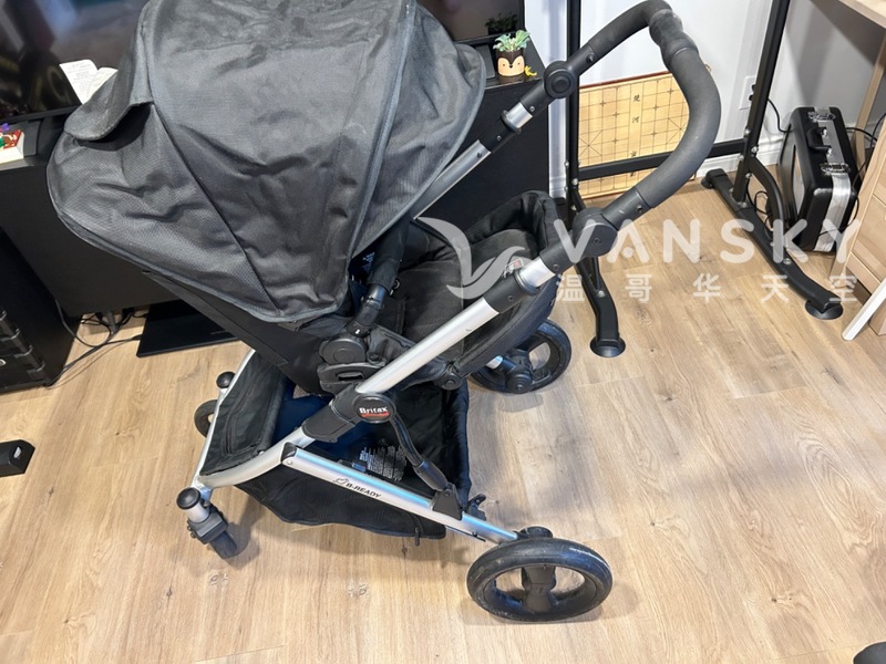 婴儿推车