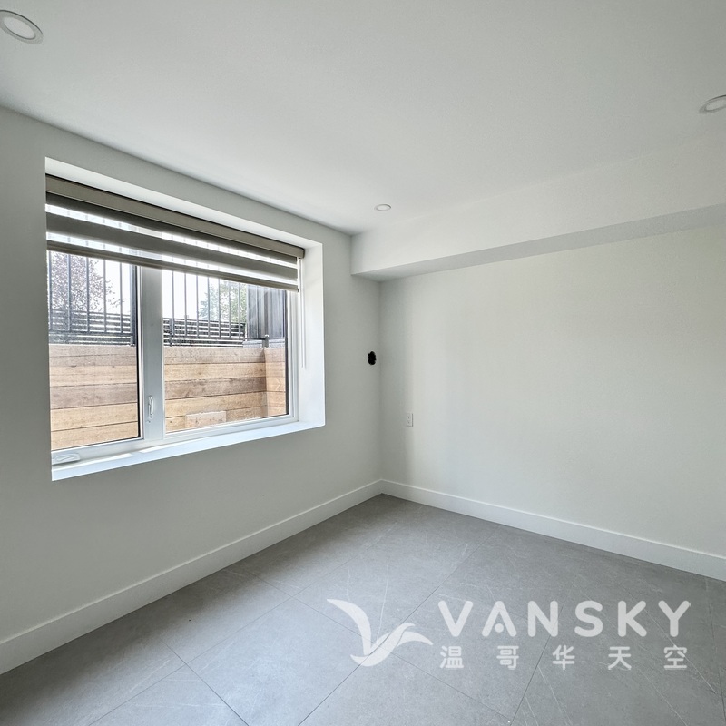 Edmonds两卧一卫半地下室｜近天车站，独立出入，拎包入住！