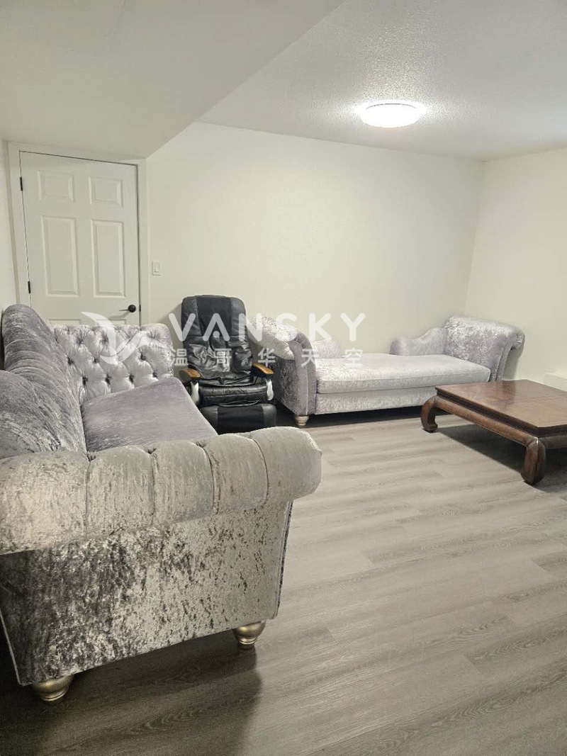 本拿比冷暖气 大两房House独立屋主层出租